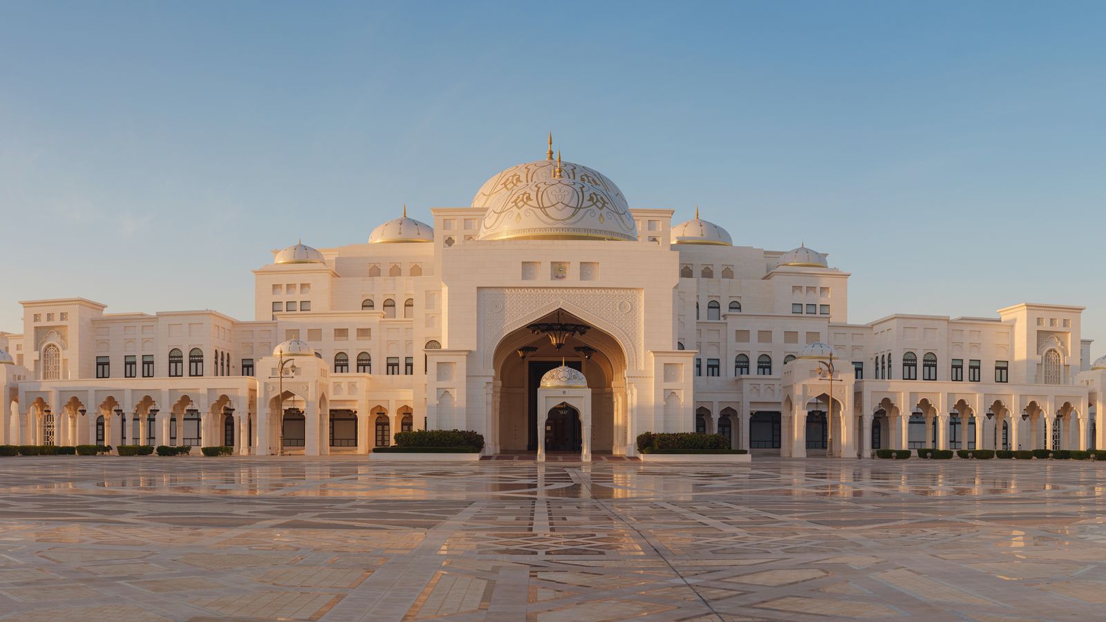 Abu Dhabi City Tour with Qasr Al Watan